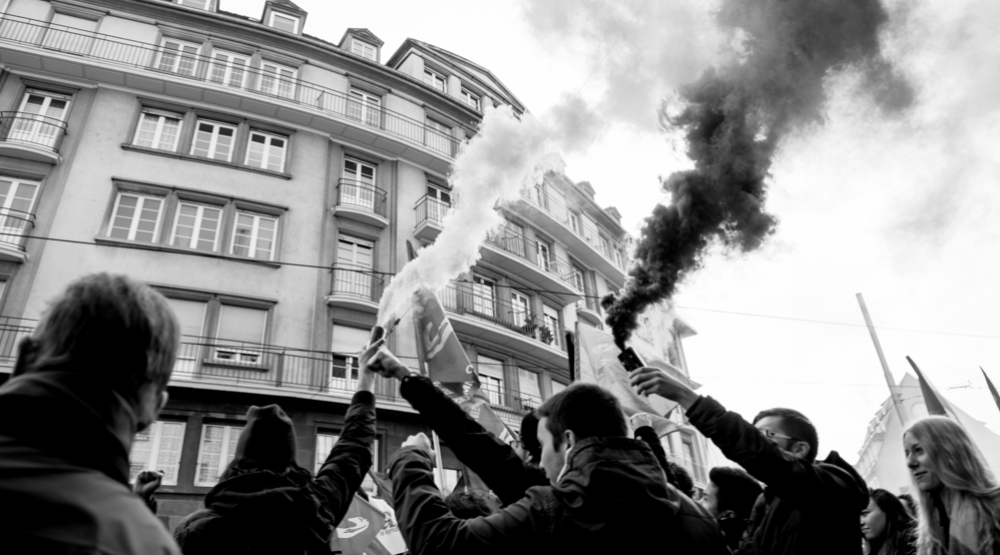 В Киеве здание Россотрудничества закидали дымовыми шашками и файерами