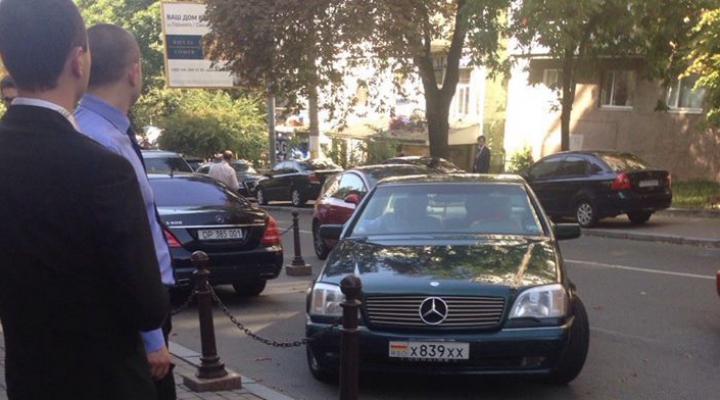 По Киеву ездит сепаратистский автомобиль. Замгенпрокурора Украины просит очевидцев сразу звонить лично ему