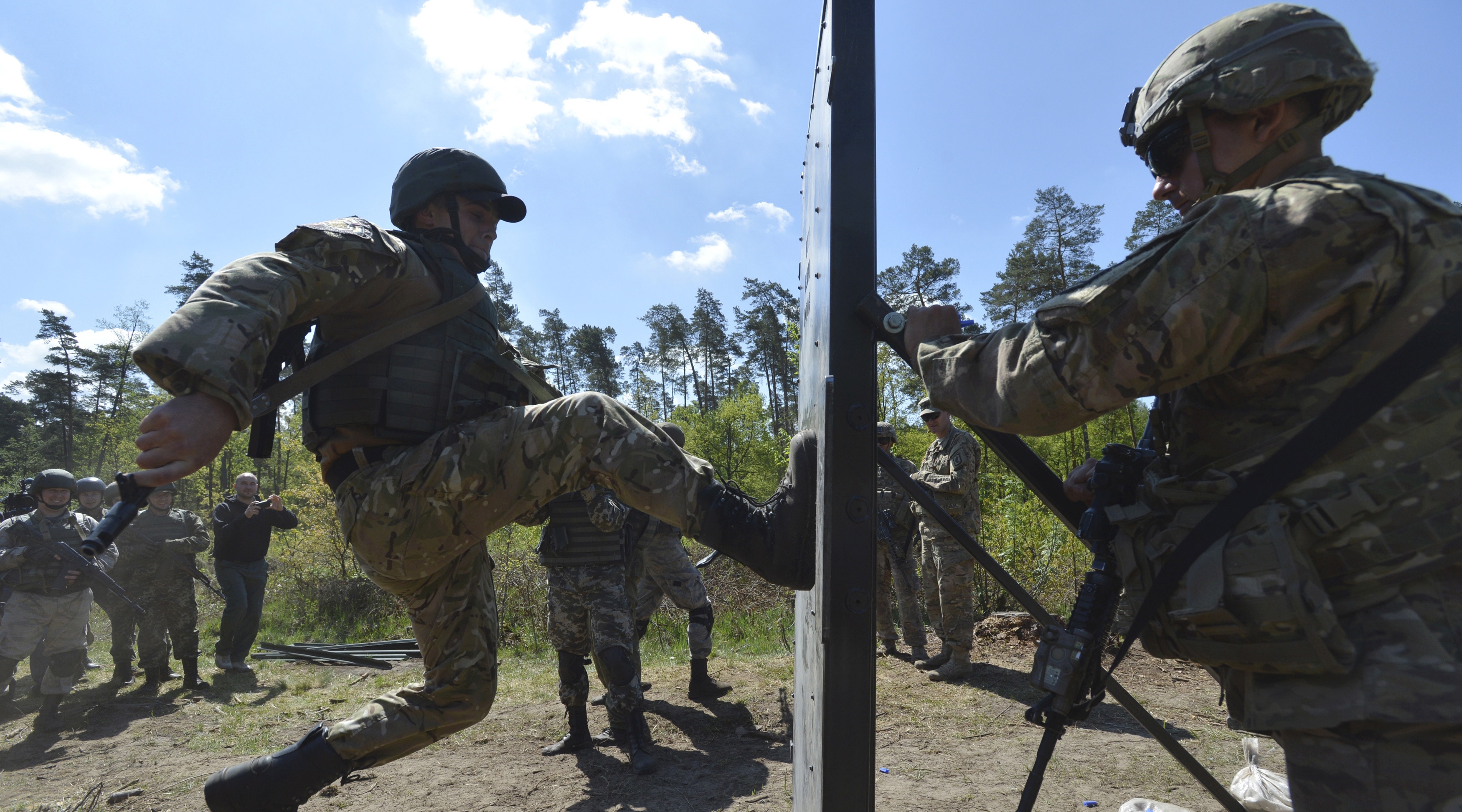 США решили провести новые военные учения на Украине