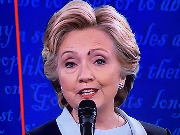 Американцы отдали победу в теледебатах мухе, севшей на лицо Клинтон