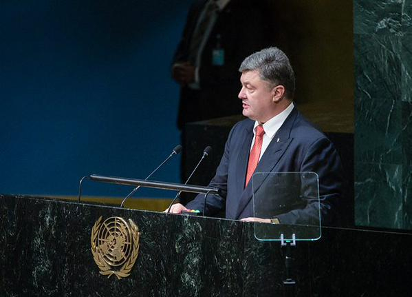 Азаров: лживое выступление Порошенко на Генассамблее позорит Украину