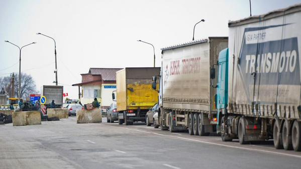 ФСБ: украинские дальнобойщики, блокированные у Крыма, на грани бунта ФСБ: украинские дальнобойщики, блокированные у Крыма, на грани бунта