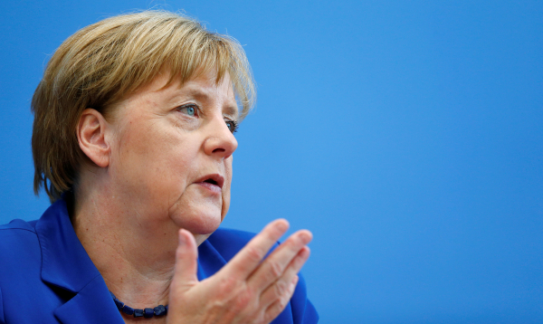 'Интегрируйте их- Меркель предложила Siemens и Opel брать на работу больше беженцев