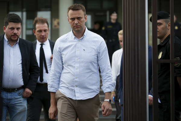 Навального закидали яйцами в Новосибирске Навального закидали яйцами в Новосибирске