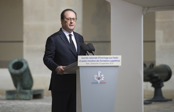 Олланд призвал демонтировать стихийный лагерь беженцев в Кале