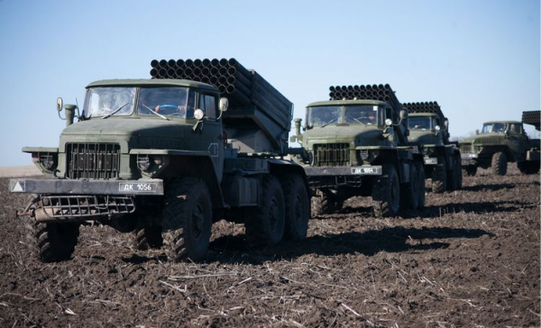 Ополчение вывело из Дебальцево 320 единиц военной техники Ополчение вывело из Дебальцево 320 единиц военной техники