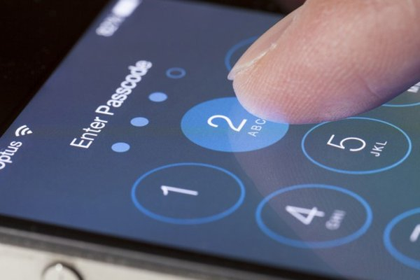 Politico: ФБР взломало iPhone калифорнийского террориста без помощи Apple Politico: ФБР взломало iPhone калифорнийского террориста без помощи Apple