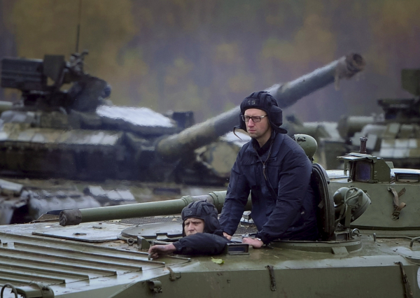 Порошенко попросили отправить Яценюка воевать в Донбасс Порошенко попросили отправить Яценюка воевать в Донбасс