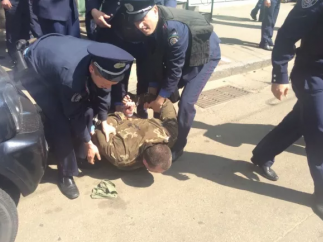 "Правый сектор" в Киеве напал на анархистов и милицию "Правый сектор" в Киеве напал на анархистов и милицию