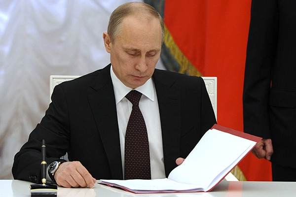 Путин утвердил антикоррупционные поправки Путин утвердил антикоррупционные поправки