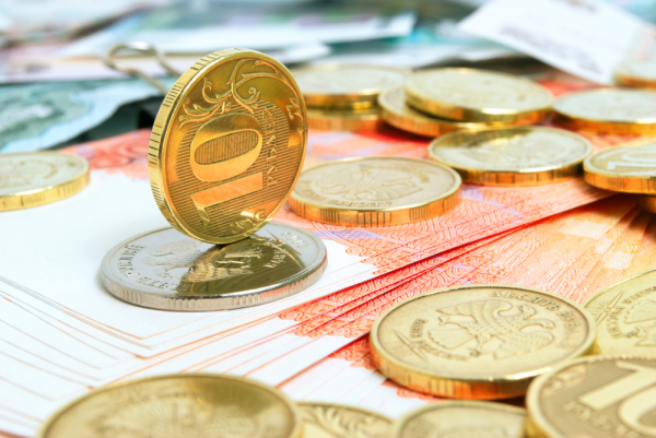 Россияне предсказали падение курса доллара до 49 рублей