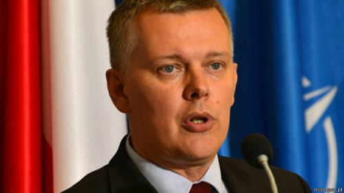 Шеф минобороны Польши перепутал микрофон с лампочкой - СМИ Шеф минобороны Польши перепутал микрофон с лампочкой - СМИ