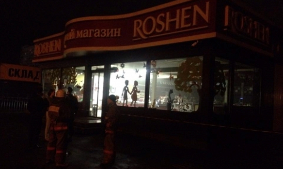 СМИ: в Киеве из гранатомета обстреляли магазин Roshen СМИ: в Киеве из гранатомета обстреляли магазин Roshen