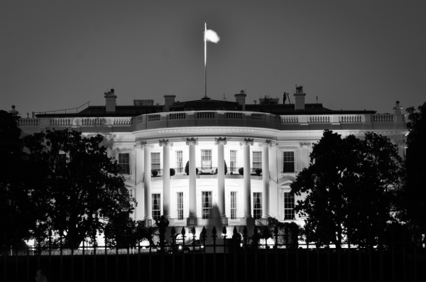 Террористы ИГ пообещали превратить Белый дом в черный