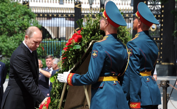 В День памяти и скорби Путин возложил венок к Могиле Неизвестного Солдата В День памяти и скорби Путин возложил венок к Могиле Неизвестного Солдата