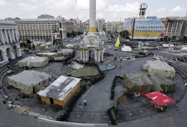 В Киеве на площади Независимости снова появились палатки В Киеве на площади Независимости снова появились палатки