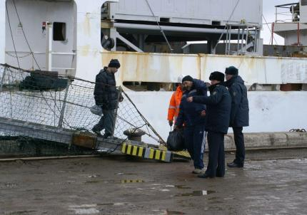В Охотском море возобновлены поиски членов экипажа затонувшего траулера В Охотском море возобновлены поиски членов экипажа затонувшего траулера