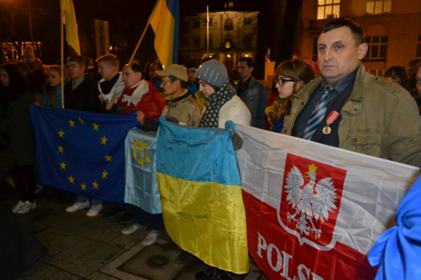 В Варшаве отметили годовщину Евромайдана на Украине В Варшаве отметили годовщину Евромайдана на Украине