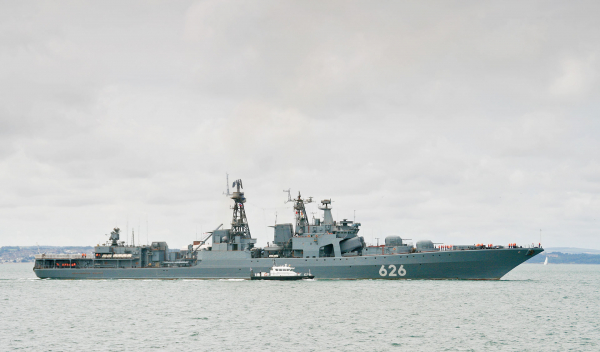 "Вице-адмирал Кулаков" отбуксировал украинское рыболовецкое судно на стоянку