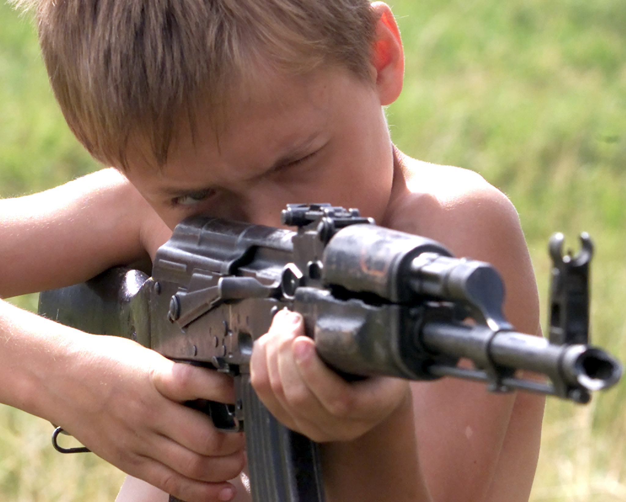 Оружие воспитывает. Оружие для детей. Ребенок с автоматом. Пистолеты для детей. Ребенок с ружьем.
