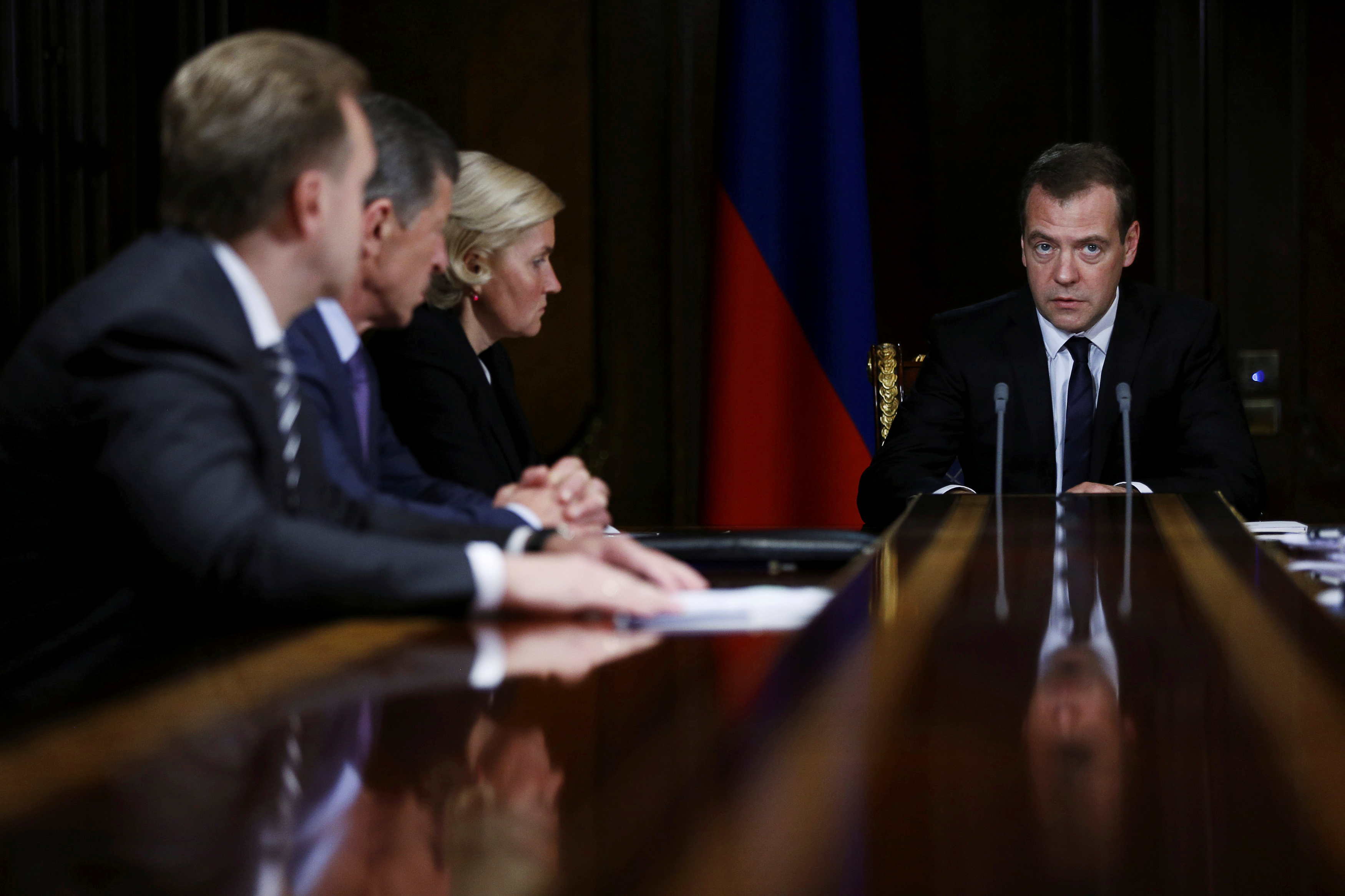 Новые премьеры правительства. Медведев и Трамп. Обои на телефон чёрные с Дмитрием Медведевым.