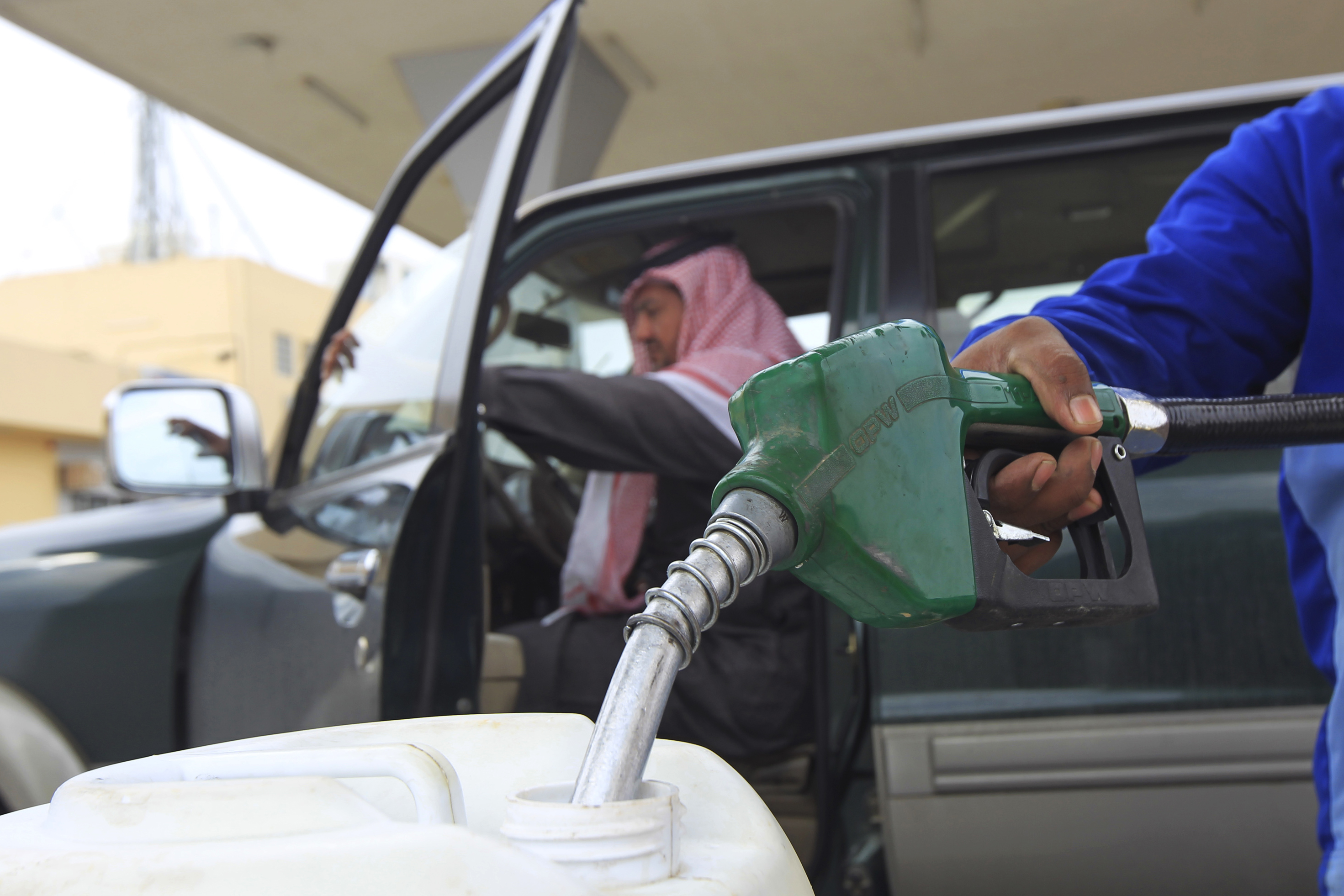 Саудовская аравия бензин. Бензин в Саудовской Аравии. Заправка в Аравии. Автомобильные масла в Саудовской Аравии. Gas Station Saudi Arabia.
