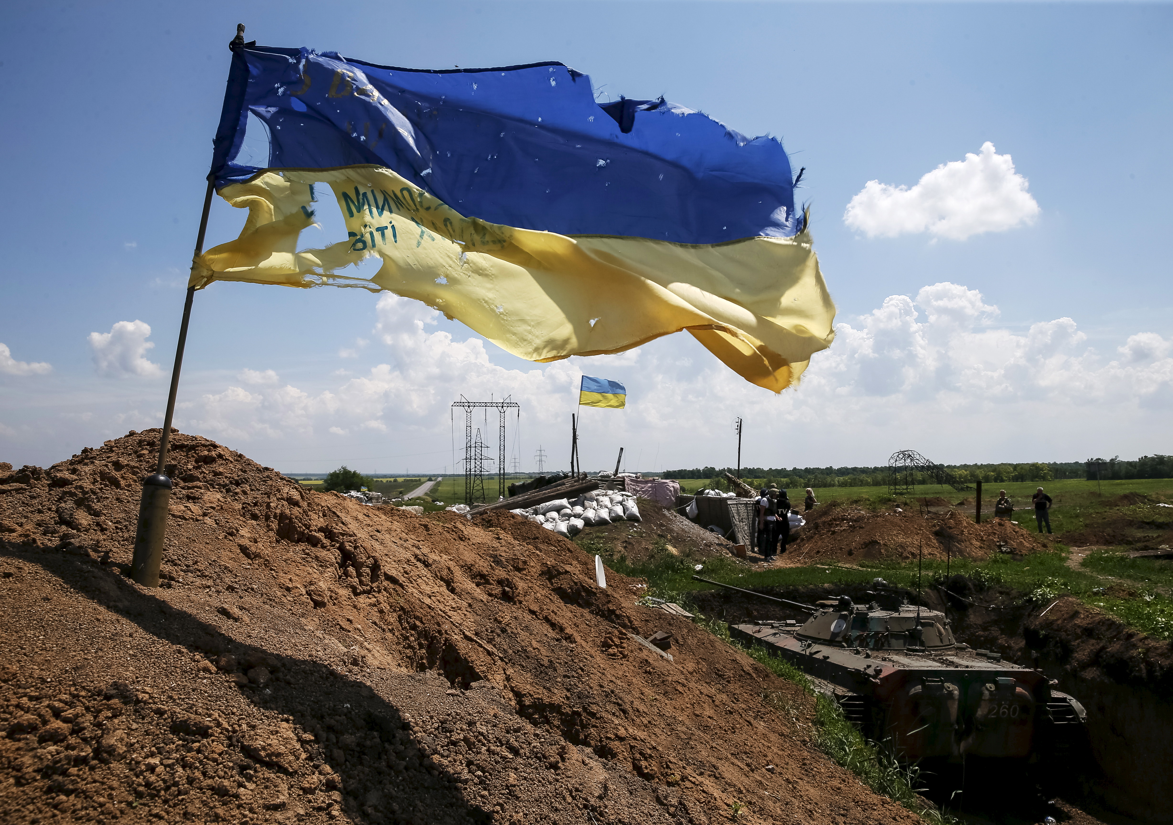 Россия сильна запад. Донбасс Украина прапор. Флаг ВСУ Украины. Рваный флаг Украины. Флаг Донбасса и Украины.