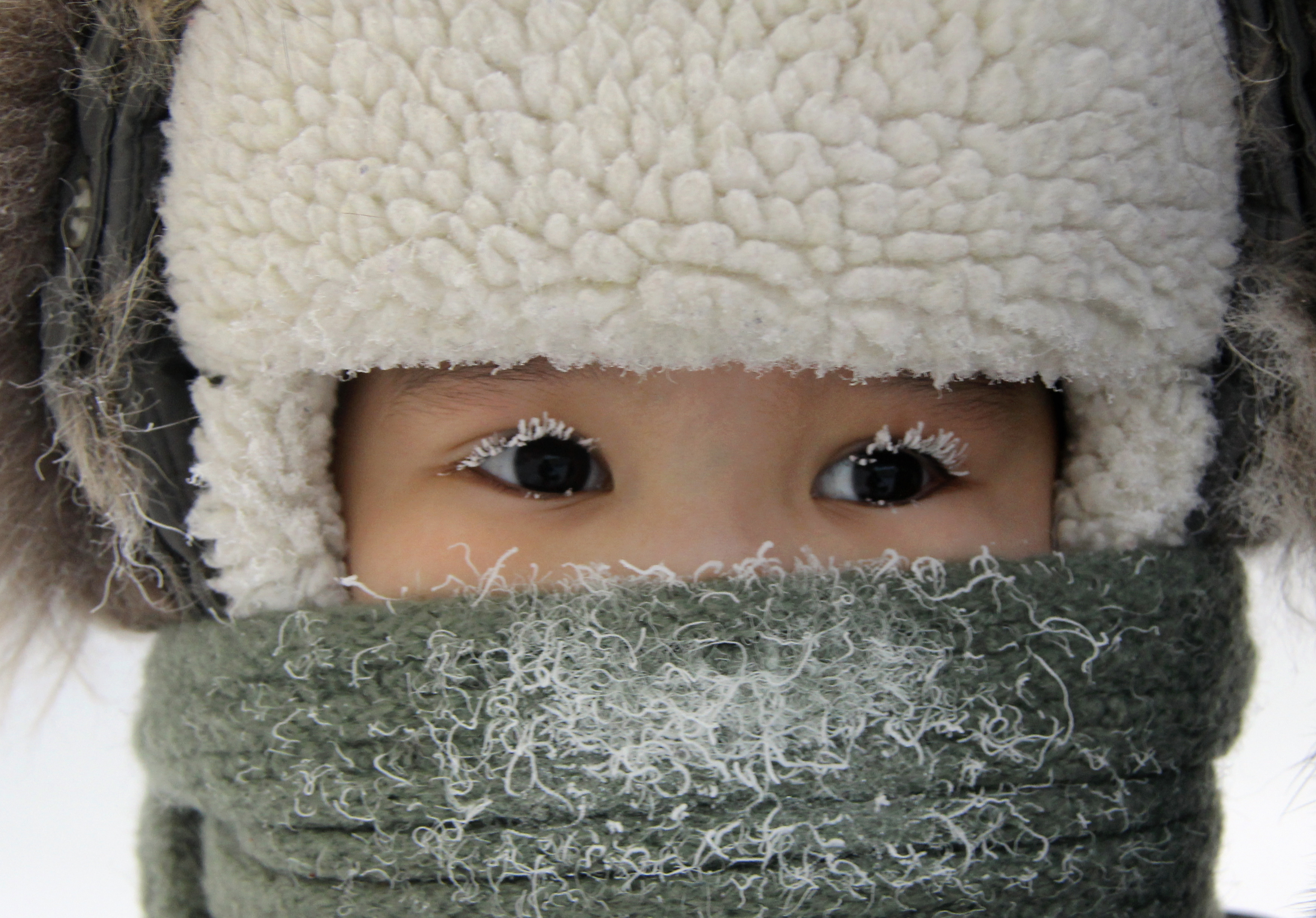 Ли холодная зима. Ребенок на морозе. Зима холодно. Ребенку холодно. Ребенок замерз.