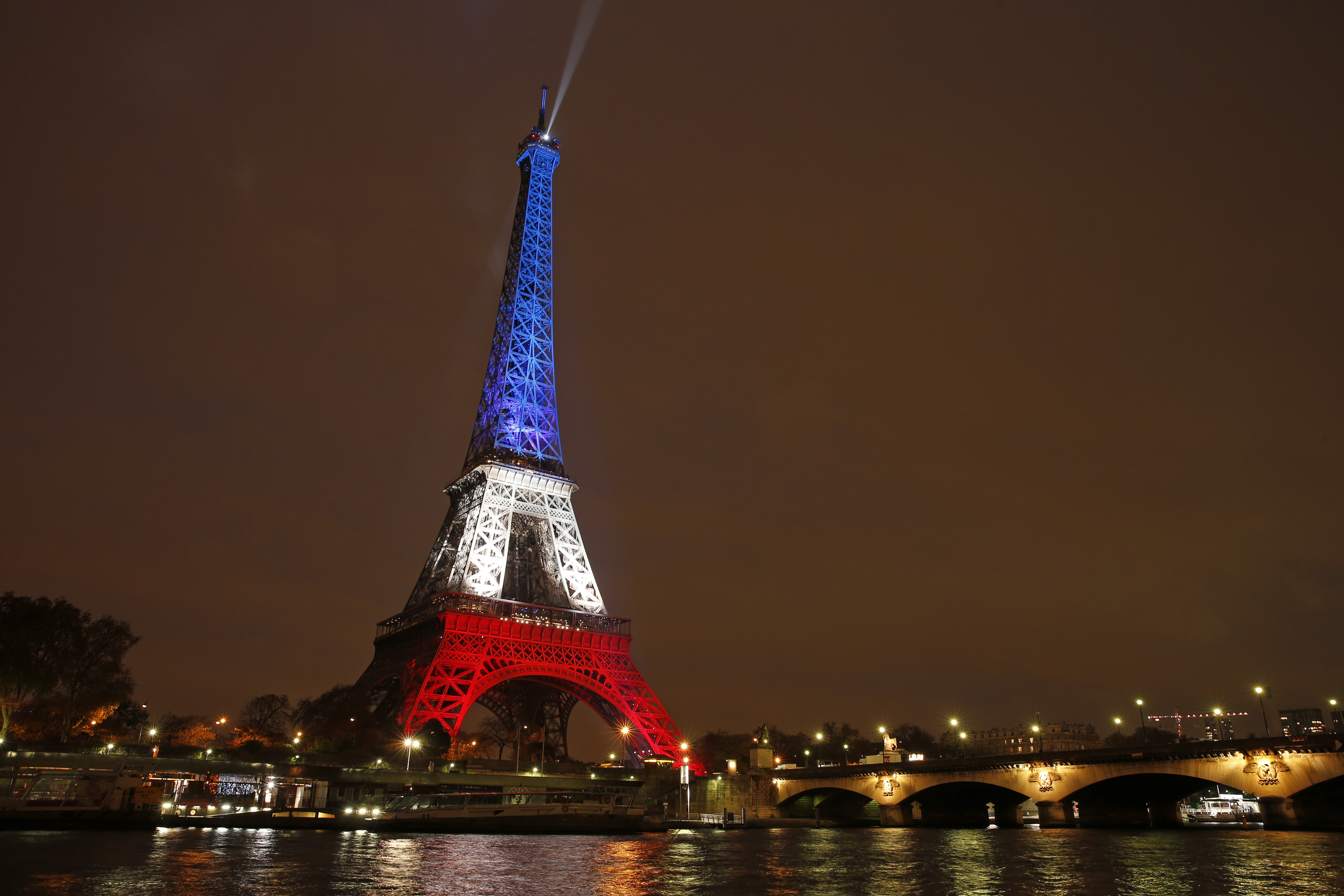 Eiffel tower. Франция эфельная башня. Символ Франции Эйфелева башня. Эйфелева башня (la Tour Eiffel). Эйфель башня с флагом.