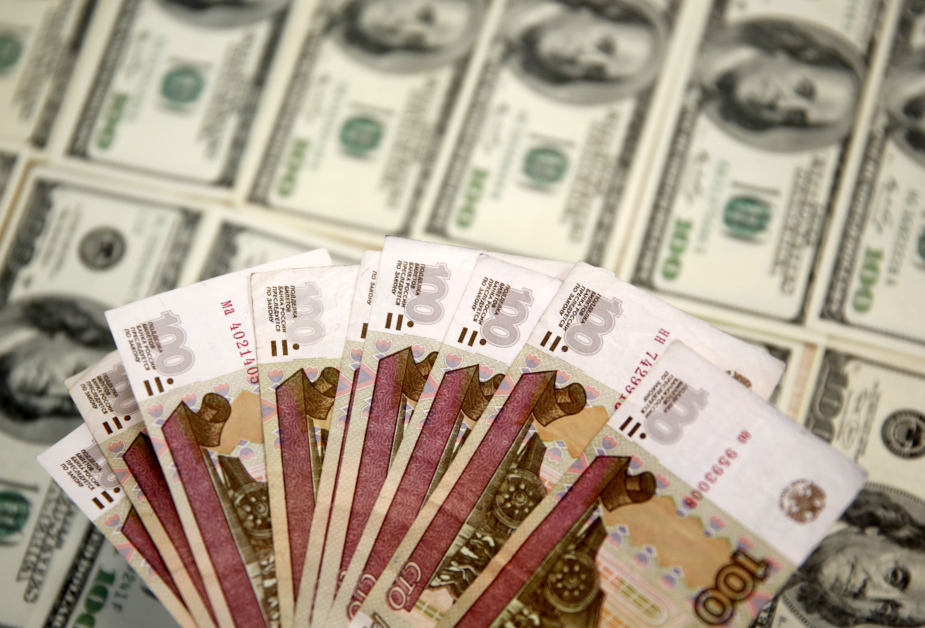 Валюта долга в иностранной валюте. Деньги рубли. Доллары в рубли. Валюта фото. Доллар и евро.