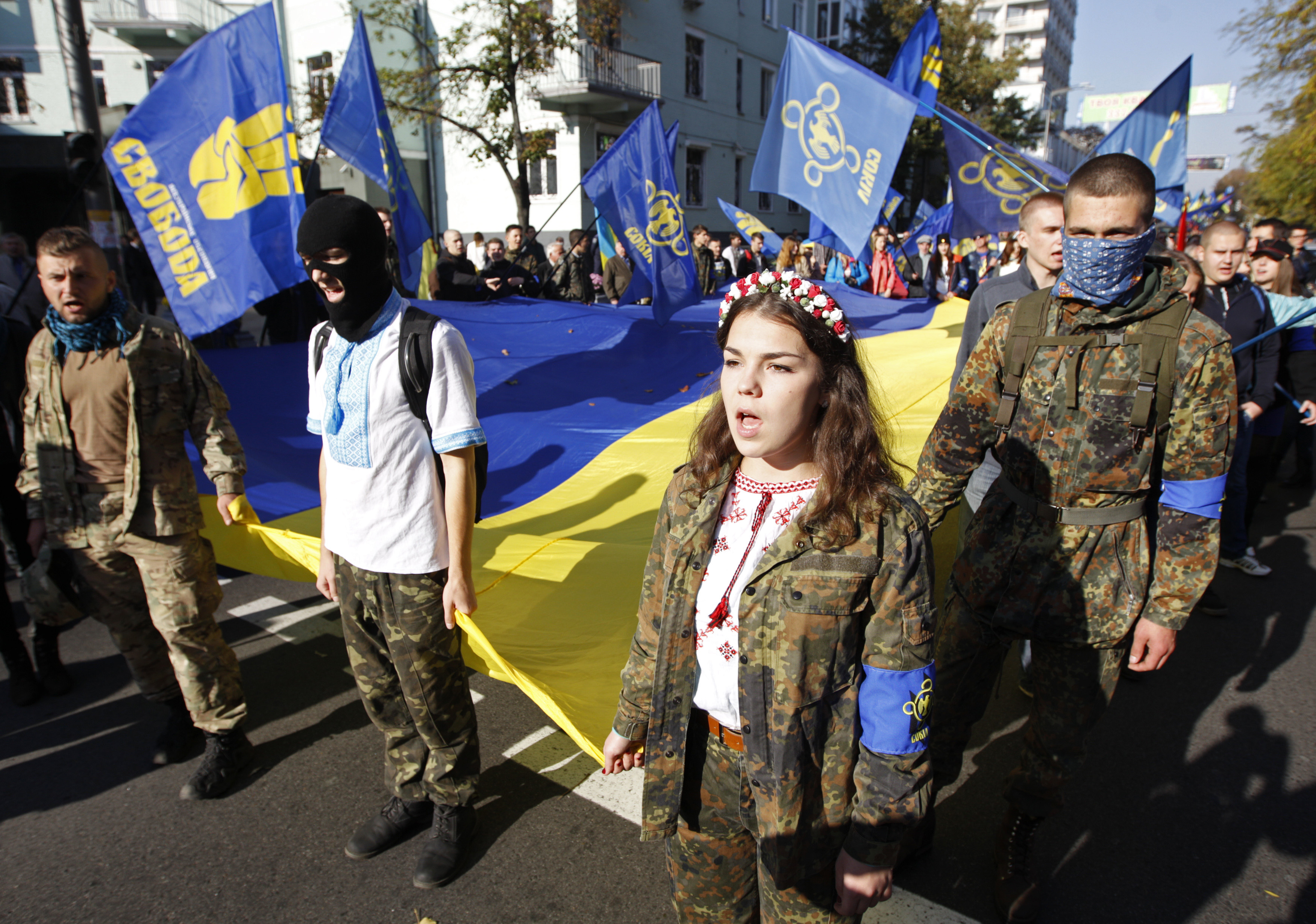 Украинцы воюют против украинцев. Украинские националисты. Русские и украинцы. Украинские националисты против России. Украинцы против русского языка.
