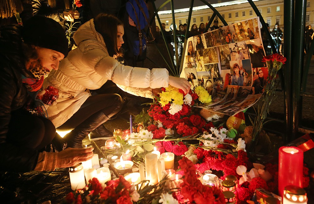 Свеча о погибших в авиакатастрофе. Траур в Египте красный цвет. Траур сколько человек