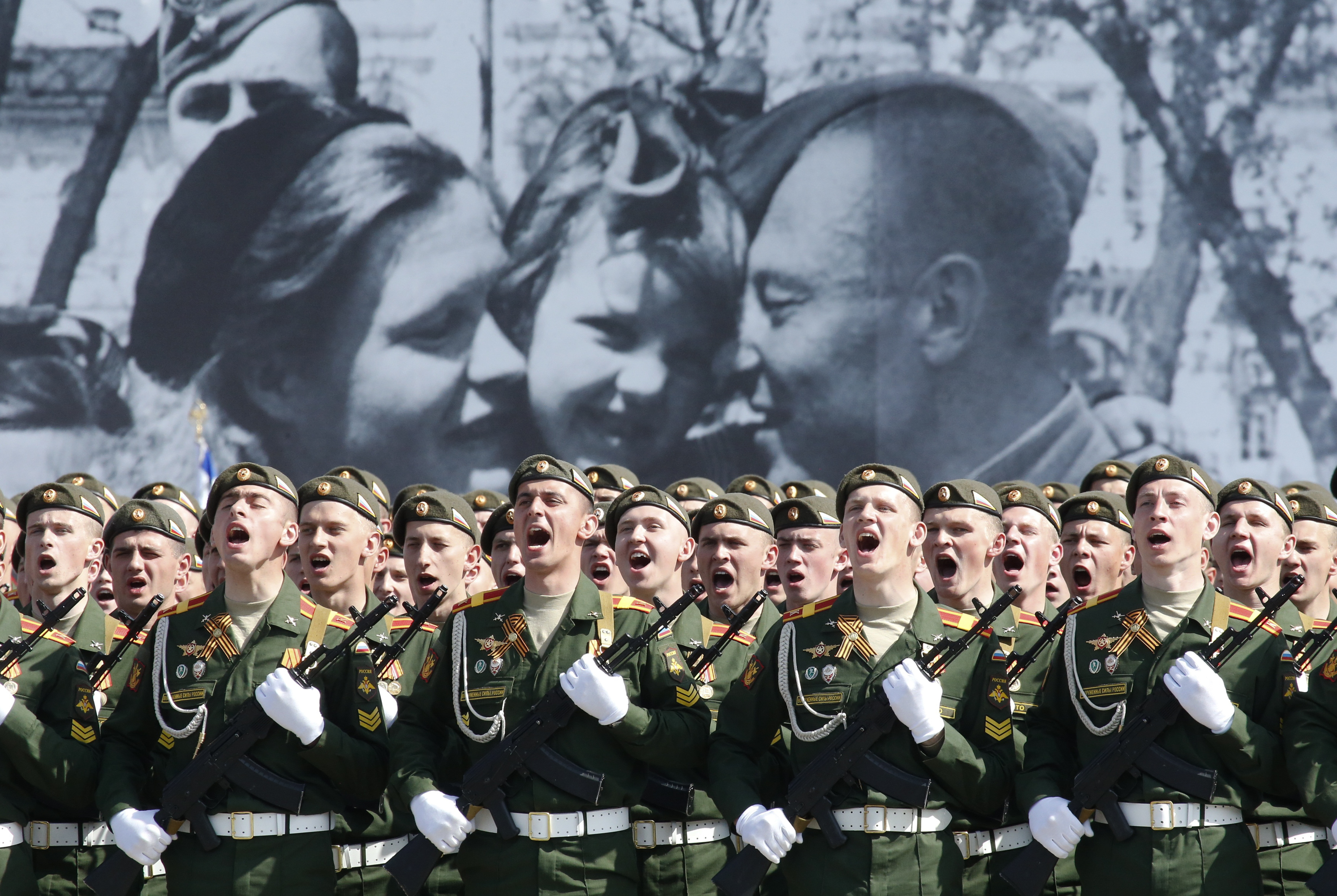 9 мая компании. Солдаты на параде. Русские солдаты на параде. Строй солдат на параде. Российский солдат на параде.
