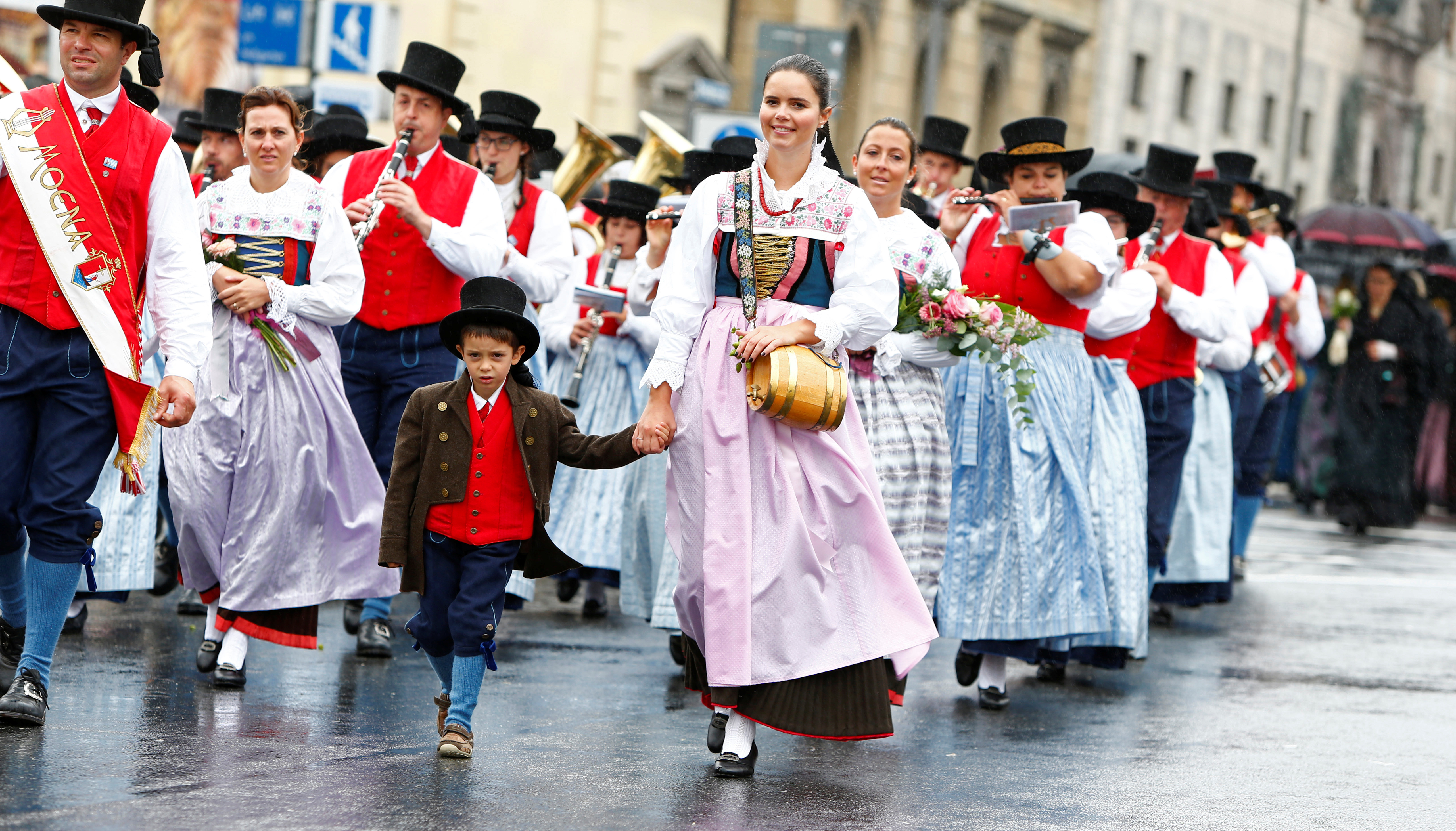 Традиции в европе в россии. Народы Германии. Национальный костюм Германии. Население Германии. Национальный костюм итальянцев.