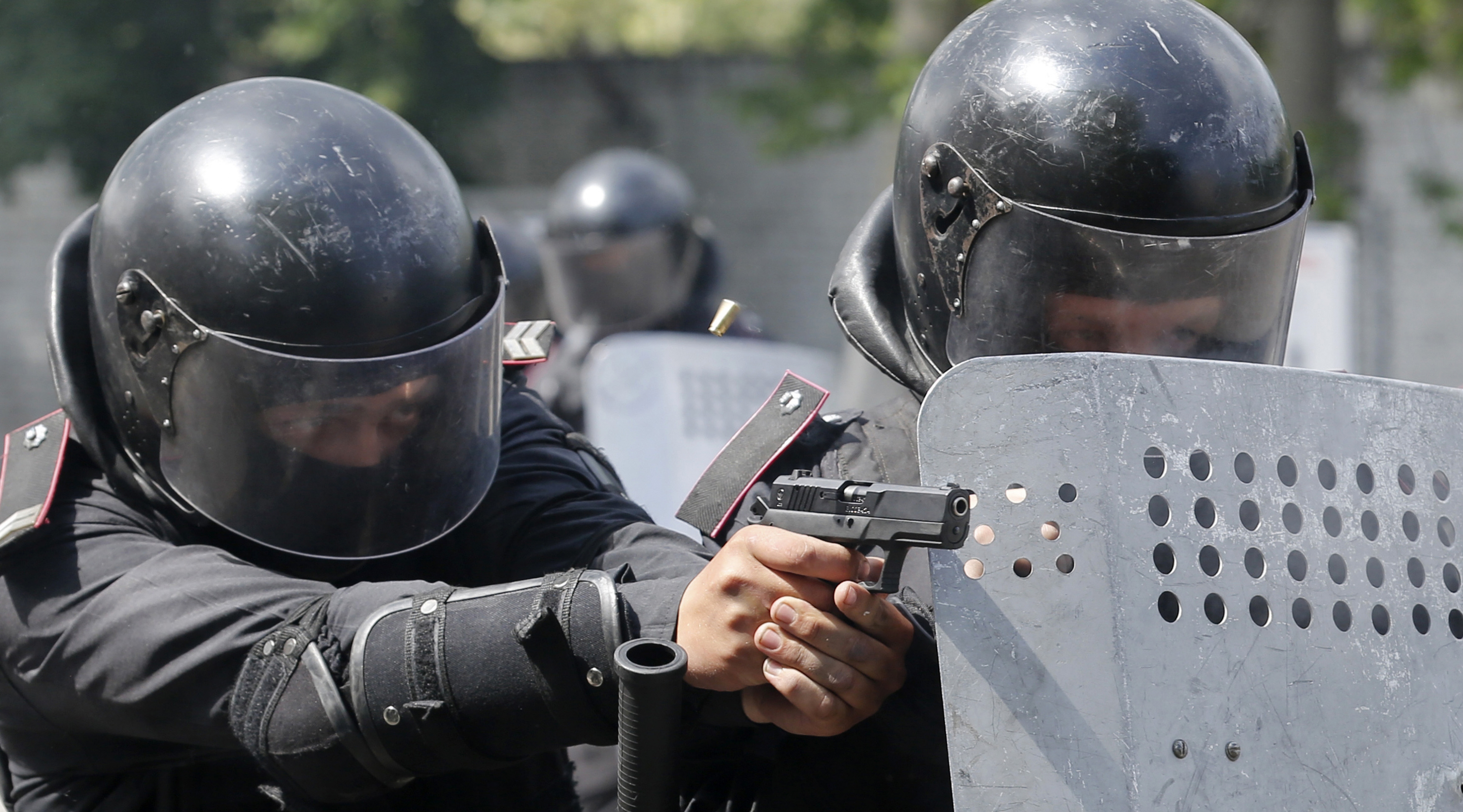 захват здания террористами. приставил пистолет к голове заложника. захват заложников террористами. сопротивление террористу. захват заложников террористами.