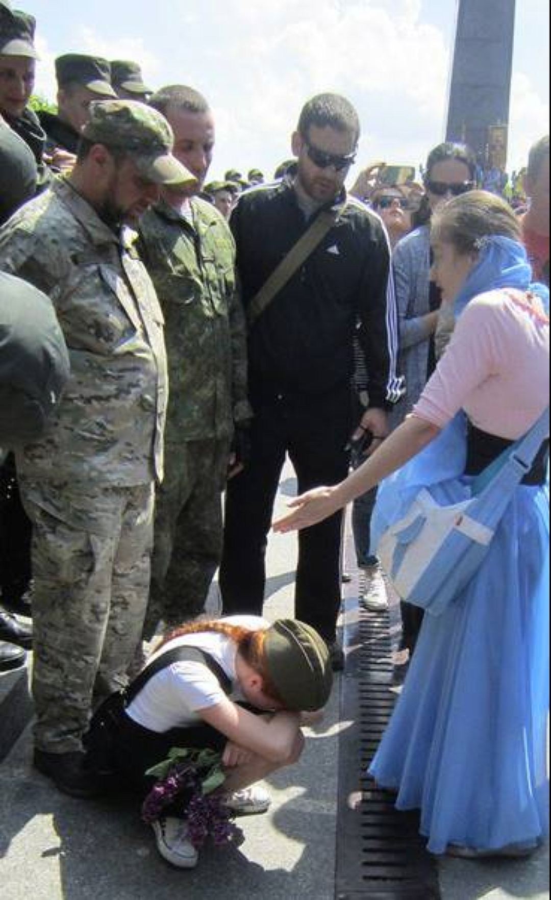 Срывают георгиевские ленточки на Украине