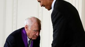 90-летний режиссёр попытался снять с Обамы штаны на церемонии в Белом доме