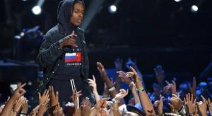 Американский рэпер выступил на церемонии MTV в толстовке с флагами РФ и КНР