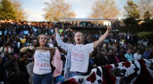 "Билл Клинтон - насильник": молодые люди сорвали выступление Обамы в университете