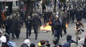 Эхо "революции достоинства" - парижане начали бросать в полицию "коктейли Молотова"