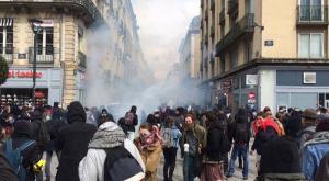 Полиция французского Ренна разогнала протестующих с помощью слезоточивого газа