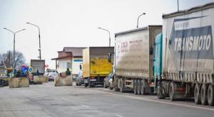 ФСБ: украинские дальнобойщики, блокированные у Крыма, на грани бунта