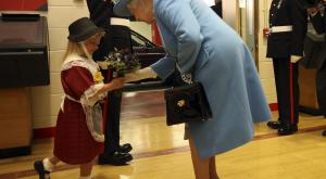 Казус произошел с британским солдатом в присутствии королевы – СМИ