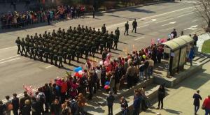 Хабаровчане посмотрели военный парад и прошли с портретами героических предков