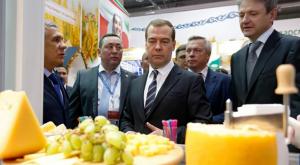 Медведев: Год санкций показал, что Россия способна сама себя прокормить