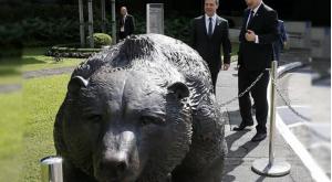 Медведев привез на саммит АТЭС на Филиппины "русского медведя"
