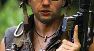 Министр обороны Украины вооружил Яценюка гангстерским пулемётом