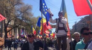 Тысячи митингующих в Кишиневе окружили здание правительства