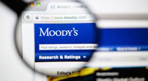 Moody's повысило прогноз по рейтингу России до "стабильного"