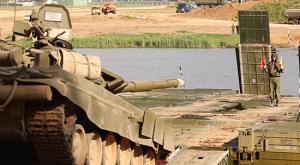 На форуме «Армия-2015» показана возможность военной техники по преодолению водных преград 